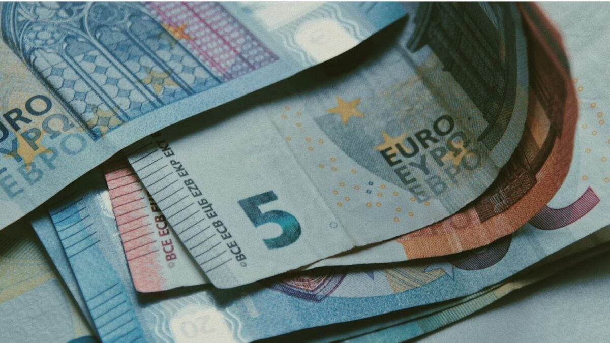 ΟΠΕΚΑ: Έως 750 ευρώ κάθε μήνα για ανάδοχους γονείς – Ποιοι δικαιούνται την ενίσχυση και πώς την παίρνουν 1 ΟΠΕΚΑ: Έως 750 ευρώ κάθε μήνα για ανάδοχους γονείς – Ποιοι δικαιούνται την ενίσχυση και πώς την παίρνουν