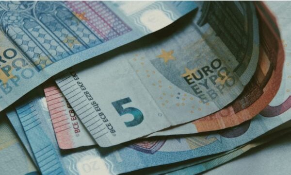 ΟΠΕΚΑ: Έως 750 ευρώ κάθε μήνα για ανάδοχους γονείς – Ποιοι δικαιούνται την ενίσχυση και πώς την παίρνουν
