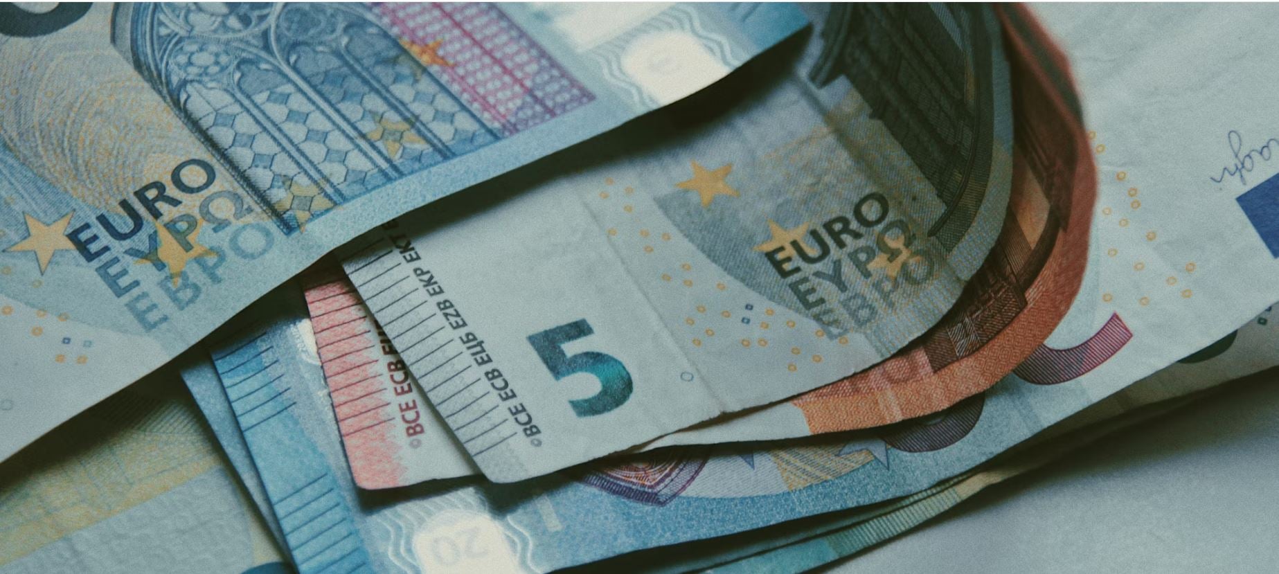 ΟΠΕΚΑ: Έως 750 ευρώ κάθε μήνα για ανάδοχους γονείς – Ποιοι δικαιούνται την ενίσχυση και πώς την παίρνουν