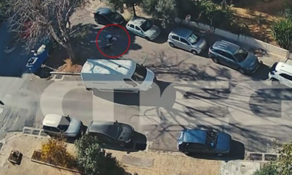 Ελευσίνα: Βίντεο καταγράφει την επίθεση δύο νεοναζί στον 32χρονο – «Σφάξ’τον» φώναξε ένας από τους δράστες