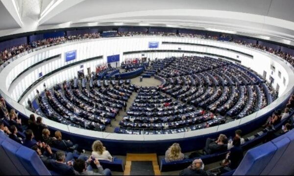 Politico: Έρευνα της Ευρωπαϊκής Εισαγγελίας για συμβάσεις του ΕΛΚ με δύο Έλληνες συμβούλους