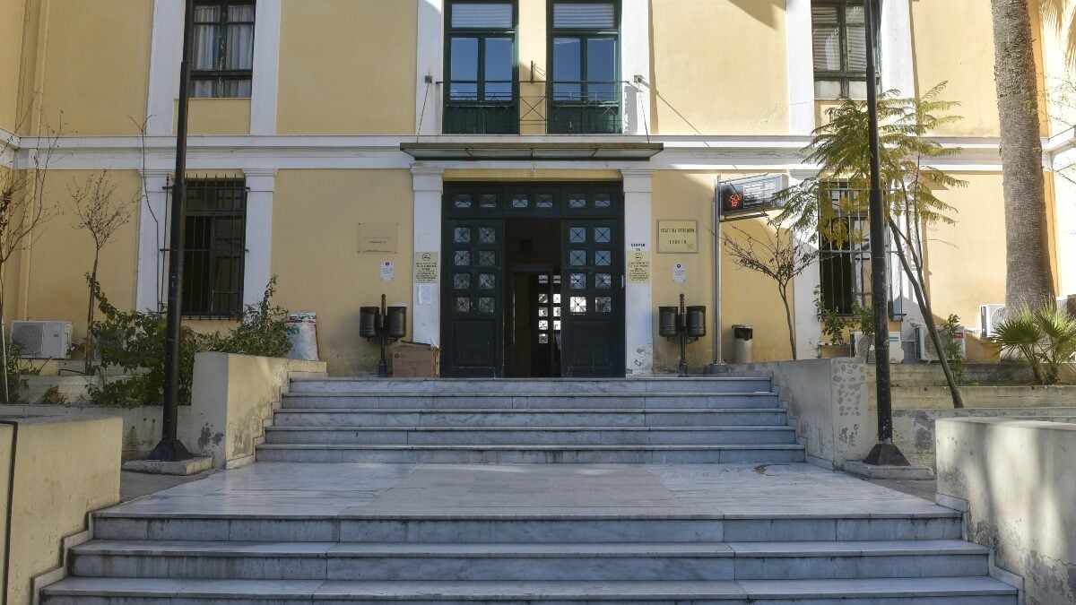«Το Χωριάτικο»: Ο ιδιοκτήτης και οι 58 ακόμη συλληφθέντες έφτασαν στην Ευελπίδων με κινηματογραφική μεταγωγή 1 «Το Χωριάτικο»: Ο ιδιοκτήτης και οι 58 ακόμη συλληφθέντες έφτασαν στην Ευελπίδων με κινηματογραφική μεταγωγή