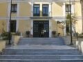 «Το Χωριάτικο»: Ο ιδιοκτήτης και οι 58 ακόμη συλληφθέντες έφτασαν στην Ευελπίδων με κινηματογραφική μεταγωγή