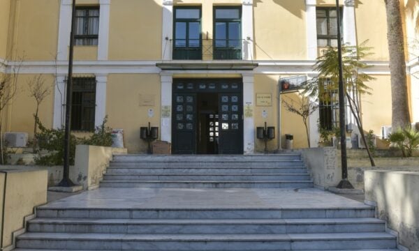 «Το Χωριάτικο»: Ο ιδιοκτήτης και οι 58 ακόμη συλληφθέντες έφτασαν στην Ευελπίδων με κινηματογραφική μεταγωγή
