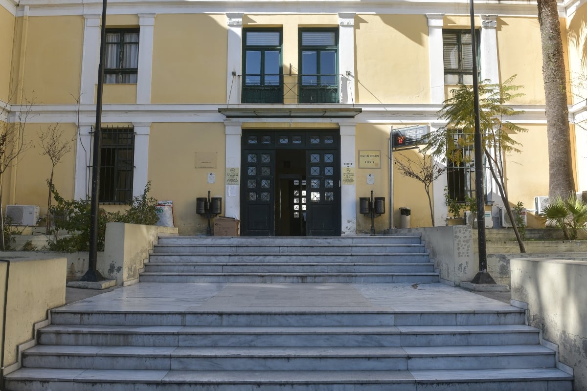 «Το Χωριάτικο»: Ο ιδιοκτήτης και οι 58 ακόμη συλληφθέντες έφτασαν στην Ευελπίδων – Η κινηματογραφική μεταγωγή