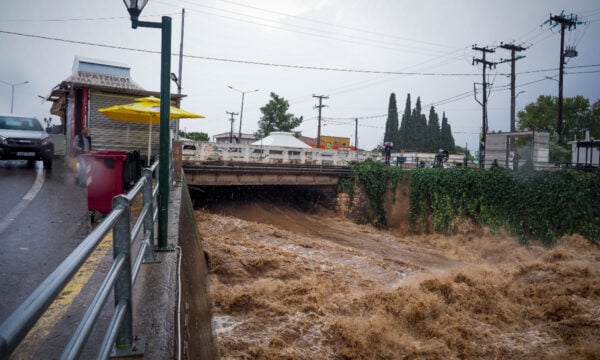 Κακοκαιρία στην Εύβοια: Κατέρρευσε ο δρόμος Προκόπι – Μαντούδι, μήνυμα 112 για απομάκρυνση από τα Ψαχνά