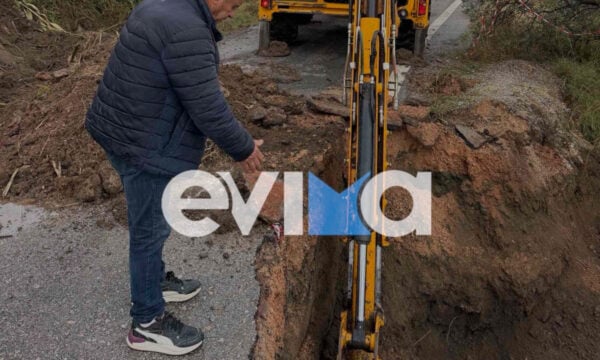 Κακοκαιρία στην Εύβοια: Υποχώρησε δρόμος στα Ψαχνά και έκλεισε η κυκλοφορία και στα δύο ρεύματα