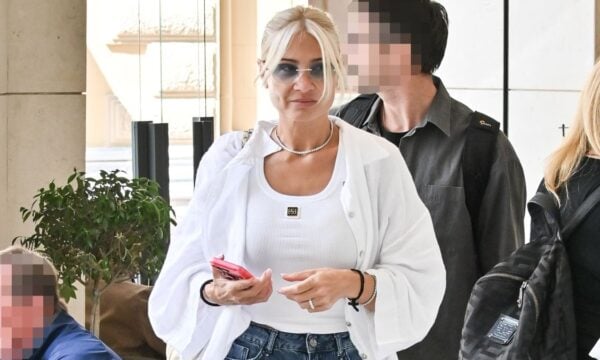Φαίη Σκορδά: Με μίνι φούστα και χωρίς μακιγιάζ στο κέντρο της Αθήνας – Πού πήγε λίγες ημέρες πριν από την πρεμιέρα της στον ΑΝΤ1