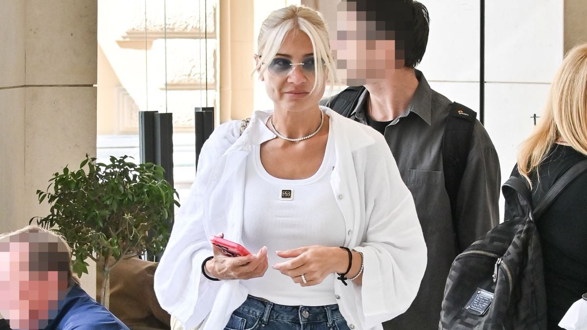 Φαίη Σκορδά: Με μίνι φούστα και χωρίς μακιγιάζ στο κέντρο της Αθήνας – Πού πήγε λίγες ημέρες πριν από την πρεμιέρα της στον ΑΝΤ1