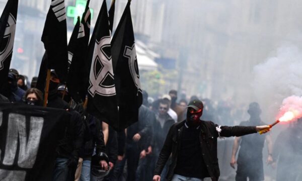 Γαλλία: Μετά τη φονική ρατσιστική επίθεση στην Τραπ, μπλόκο σε συνέδριο της ριζοσπαστικής ακροδεξιάς για την «επαναμετανάστευση»