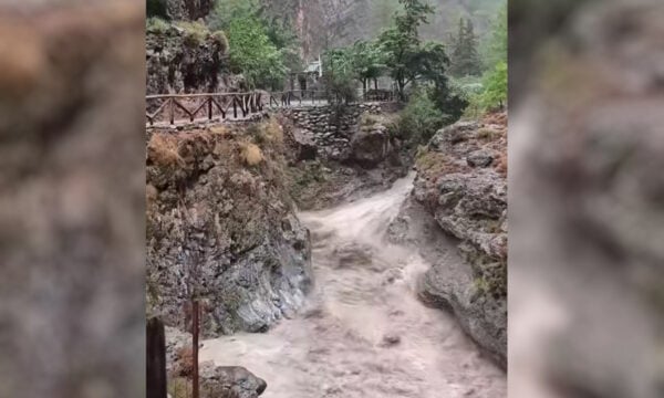 Κρήτη: Εφικτή φαίνεται την Τετάρτη η απομάκρυνση των 8 εγκλωβισμένων από το Φαράγγι της Σαμαριάς – Υποχωρούν τα νερά