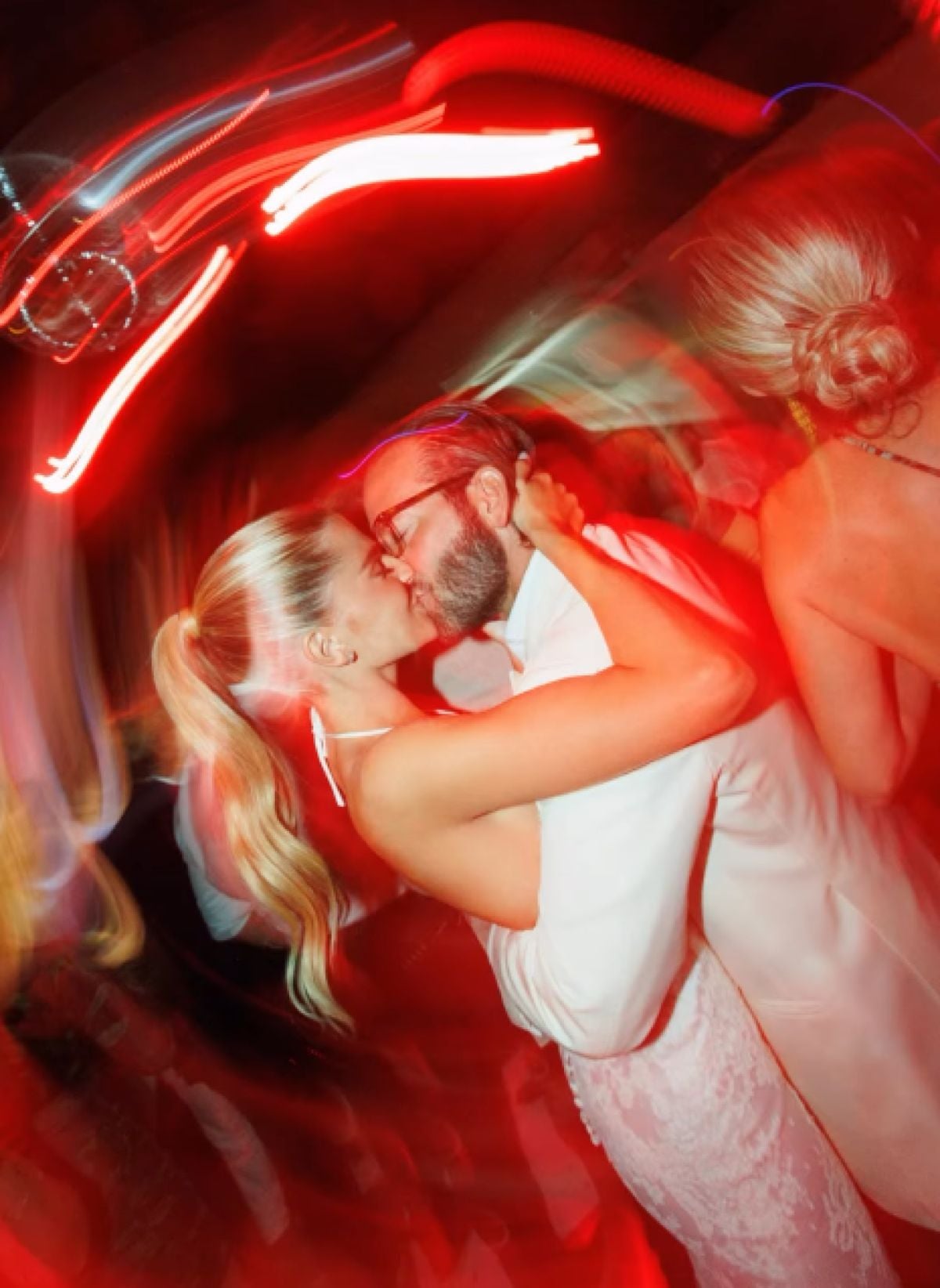 Νίκος Βαρβέρης: Ο γιος του, Φίλιππος, παντρεύτηκε στη Μύκονο – Η εντυπωσιακή νύφη και η ονειρική τελετή (Φωτογραφίες) 49 Φίλιππος Βαρβέρης, Εβίτα Μιχαλοπούλου