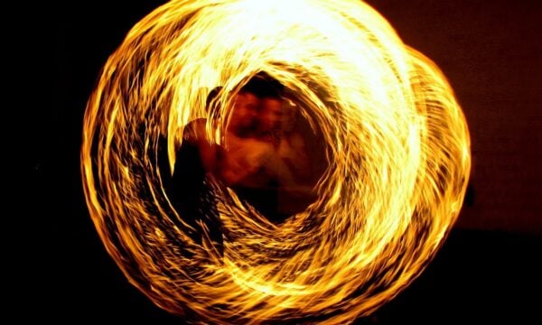 Σλοβένος επαγγελματίας κασκαντέρ έκανε κατακόρυφο για 47 δευτερόλεπτα ενώ καιγόταν ολόκληρος – Δείτε βίντεο