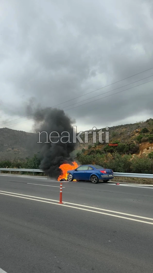 ΒΟΑΚ: Αυτοκίνητο οικογένειας με μικρά παιδιά τυλίχθηκε στις φλόγες ενώ κινούνταν 11 ΒΟΑΚ: Αυτοκίνητο οικογένειας με μικρά παιδιά τυλίχθηκε στις φλόγες ενώ κινούνταν