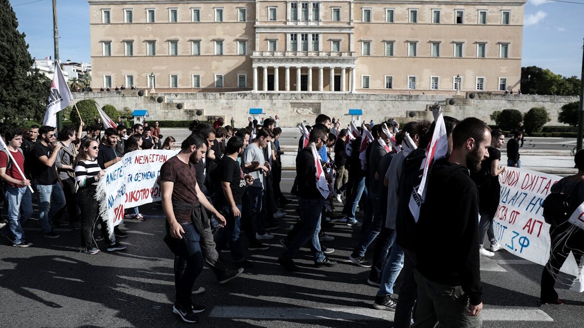 Οι Φοιτητικοί Σύλλογοι της Αθήνας στήνουν κατασκήνωση στο Σύνταγμα και διαμαρτύρονται για το κόστος σπουδών και στέγασης 1 Οι Φοιτητικοί Σύλλογοι της Αθήνας στήνουν κατασκήνωση στο Σύνταγμα και διαμαρτύρονται για το κόστος σπουδών και στέγασης