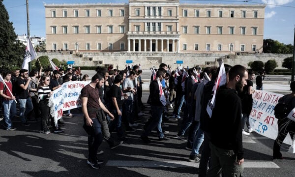Οι Φοιτητικοί Σύλλογοι της Αθήνας στήνουν κατασκήνωση στο Σύνταγμα και διαμαρτύρονται για το κόστος σπουδών και στέγασης