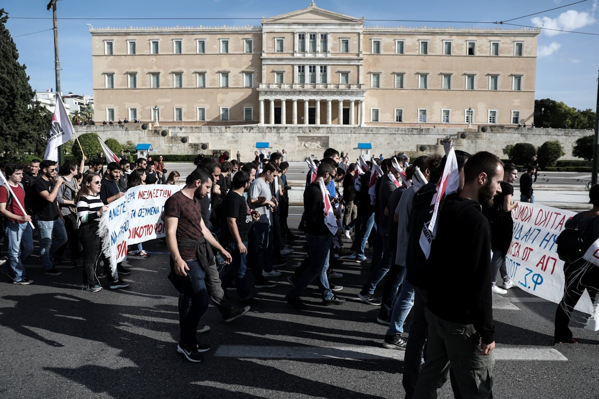 Οι Φοιτητικοί Σύλλογοι της Αθήνας στήνουν κατασκήνωση στο Σύνταγμα και διαμαρτύρονται για το κόστος σπουδών και στέγασης