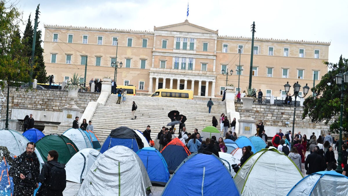 Σύνταγμα: Φοιτητές έστησαν σκηνές στη βροχή για τα πανάκριβα ενοίκια – «600 ευρώ για ένα στούντιο» 1 Σύνταγμα: Φοιτητές έστησαν σκηνές στη βροχή για τα πανάκριβα ενοίκια – «600 ευρώ για ένα στούντιο»