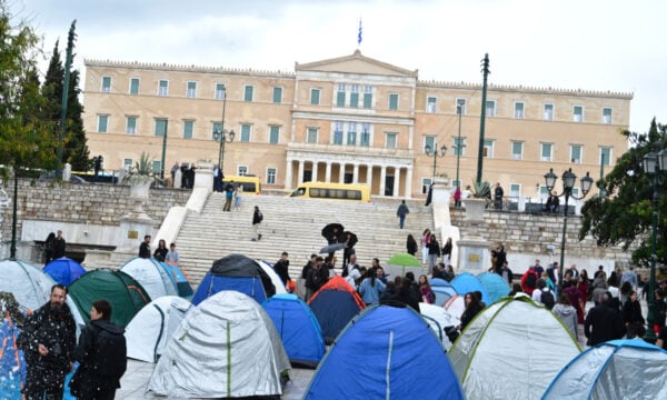 Σύνταγμα: Φοιτητές έστησαν σκηνές στη βροχή για τα πανάκριβα ενοίκια – «600 ευρώ για ένα στούντιο»