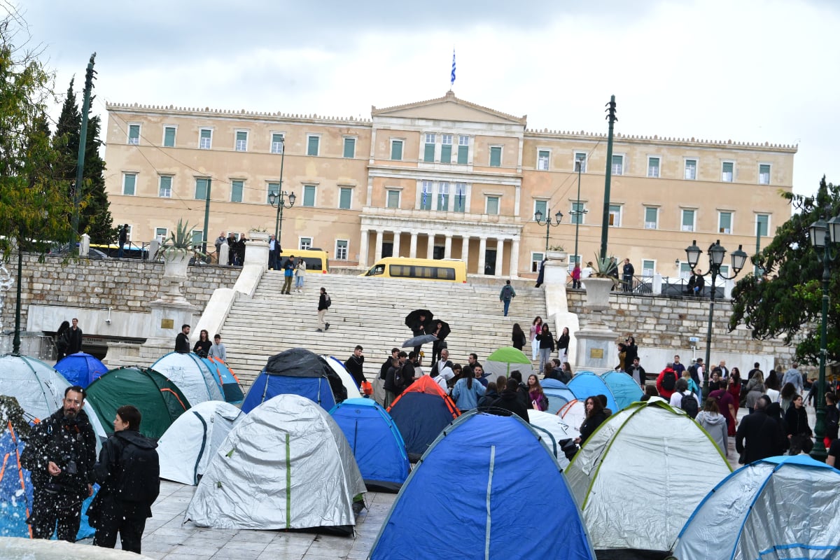 Σύνταγμα: Φοιτητές έστησαν σκηνές στη βροχή για τα πανάκριβα ενοίκια – «600 ευρώ για ένα στούντιο»