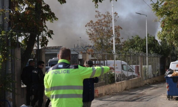 Αιγάλεω: Σε εξέλιξη η κατάσβεση της φωτιάς σε δύο βιοτεχνίες υφασμάτων – Απομακρύνονται κάτοικοι σε ακτίνα 400 μέτρων
