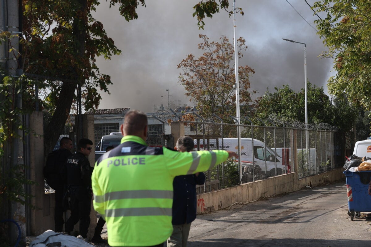Αιγάλεω: Σε εξέλιξη η κατάσβεση της φωτιάς σε δύο βιοτεχνίες υφασμάτων – Απομακρύνονται κάτοικοι σε ακτίνα 400 μέτρων