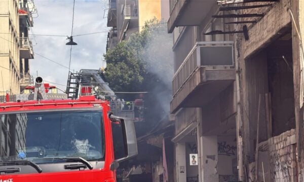 Φωτιά σε κατάστημα στην οδό Μενάνδρου στο κέντρο της Αθήνας
