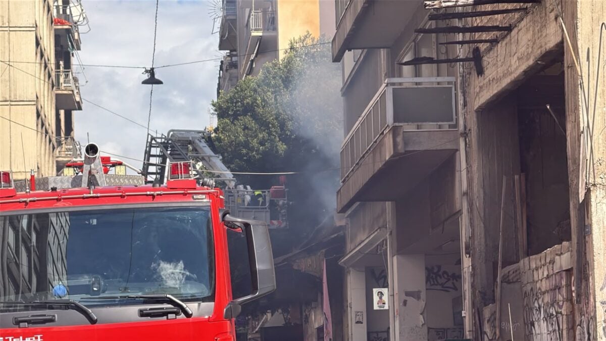 Φωτιά σε κατάστημα στην οδό Μενάνδρου στο κέντρο της Αθήνας