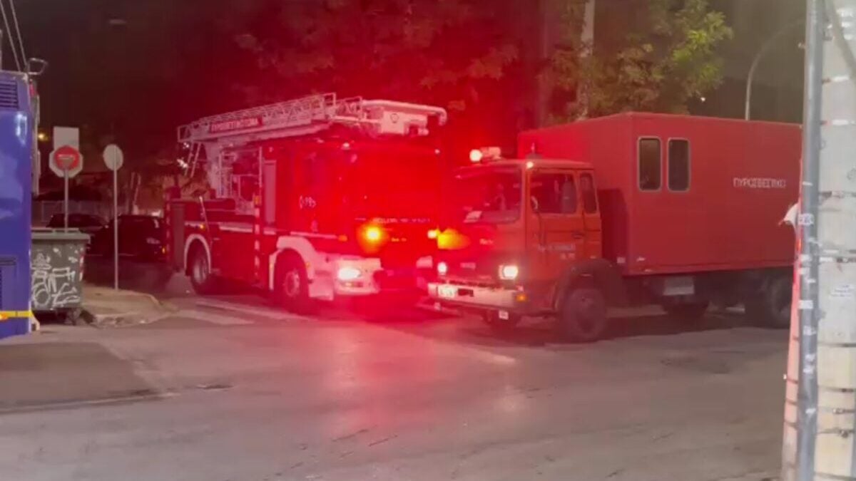Ρέντη: Βίντεο από την αγωνιώδη διάσωση ενοίκων μετά από φωτιά σε διαμέρισμα – Ένας τραυματίας 1 Ρέντη: Βίντεο από την αγωνιώδη διάσωση ενοίκων μετά από φωτιά σε διαμέρισμα – Ένας τραυματίας