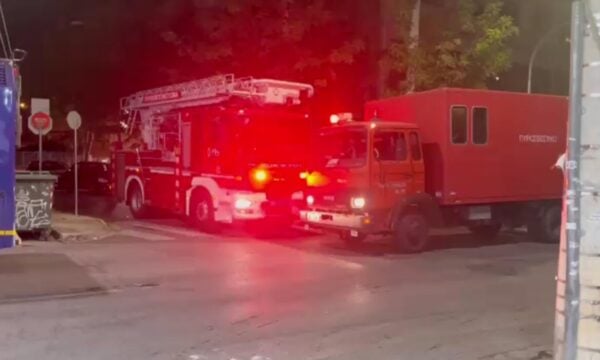 Ρέντη: Βίντεο από την αγωνιώδη διάσωση ενοίκων μετά από φωτιά σε διαμέρισμα – Ένας τραυματίας
