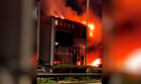 Φωτιά στη Βουλιαγμένης: Καταστράφηκε ολοσχερώς αντιπροσωπεία αυτοκινήτων – Βίντεο από το φλεγόμενο κτίριο