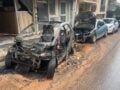 Πειραιάς: Αυτοκίνητο τυλίχθηκε στις φλόγες ενώ πάρκαρε – Σώοι οι δύο επιβάτες, ζημιές σε άλλα 5 οχήματα