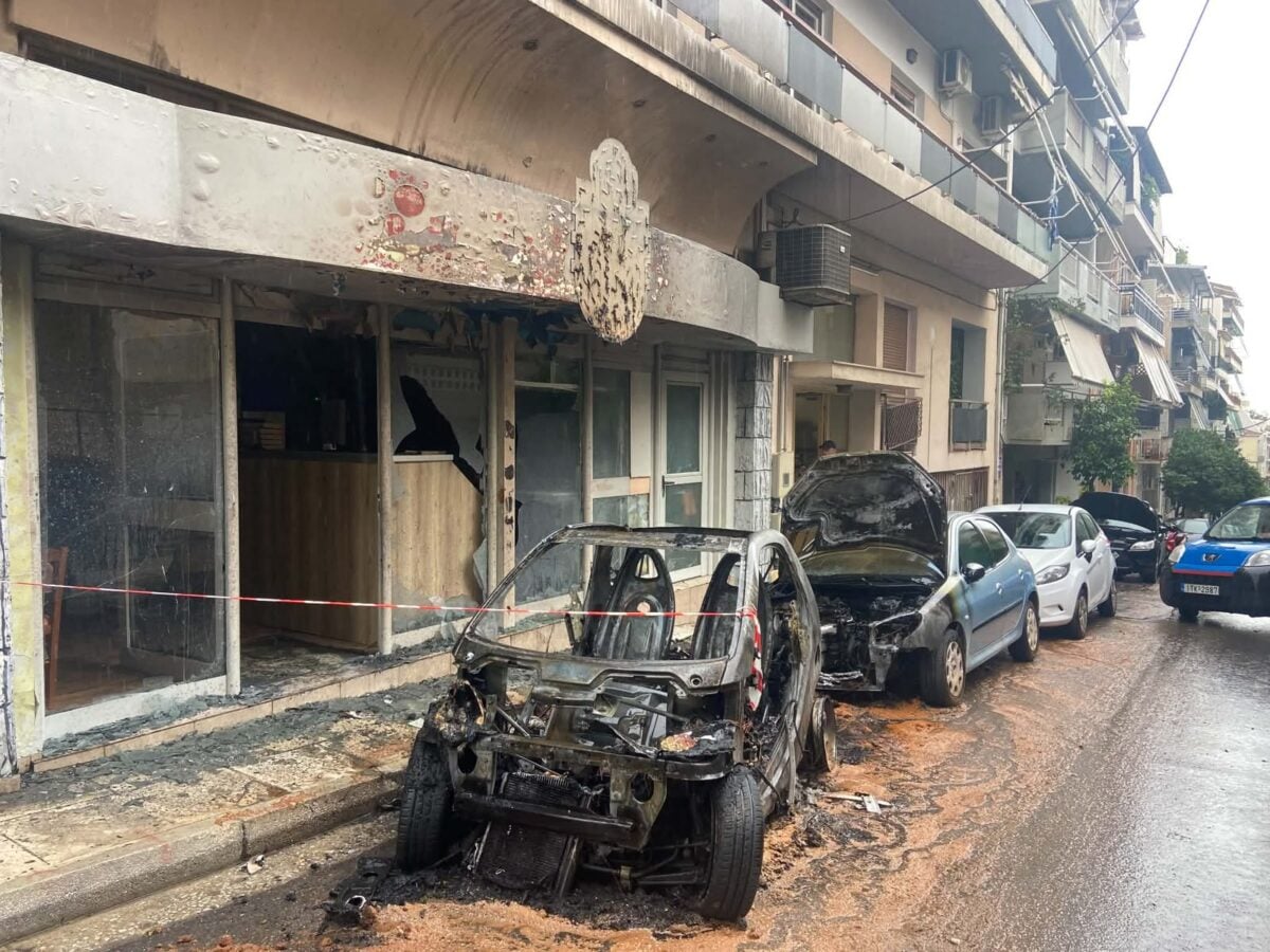 Πειραιάς: Αυτοκίνητο τυλίχθηκε στις φλόγες ενώ πάρκαρε – Σώοι οι δύο επιβάτες, ζημιές σε άλλα 5 οχήματα