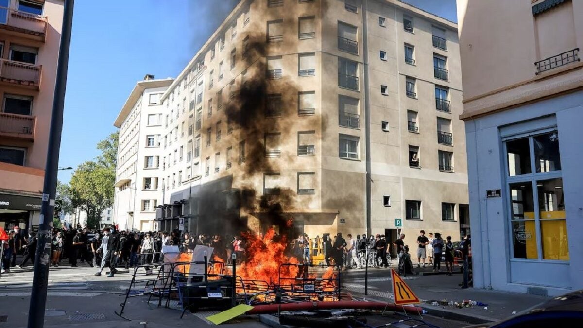 Γαλλία: Μαζικές κινητοποιήσεις μαθητών και αποκλεισμοί σχολείων – 6.100 συλλήψεις από την αρχή των διαδηλώσεων 5 Γαλλία: Μαζικές κινητοποιήσεις μαθητών και αποκλεισμοί σχολείων – 6.100 συλλήψεις από την αρχή των διαδηλώσεων