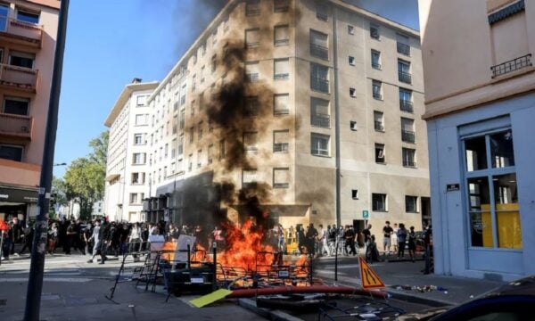 Γαλλία: Μαζικές κινητοποιήσεις μαθητών και αποκλεισμοί σχολείων – 6.100 συλλήψεις από την αρχή των διαδηλώσεων