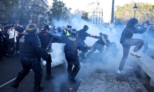 Γαλλία: 14χρονος υπέστη κάταγμα στη γνάθο από αστυνομικό δακρυγόνο – Οργή για τη βία στις μαθητικές διαδηλώσεις