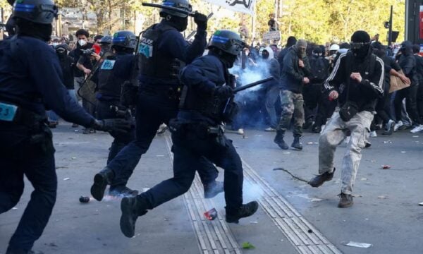Γαλλία: Ο τελευταίος απολογισμός του ΥΠΕΣ καταγράφει 2.397 συλλήψεις και 997 τραυματίες αστυνομικούς