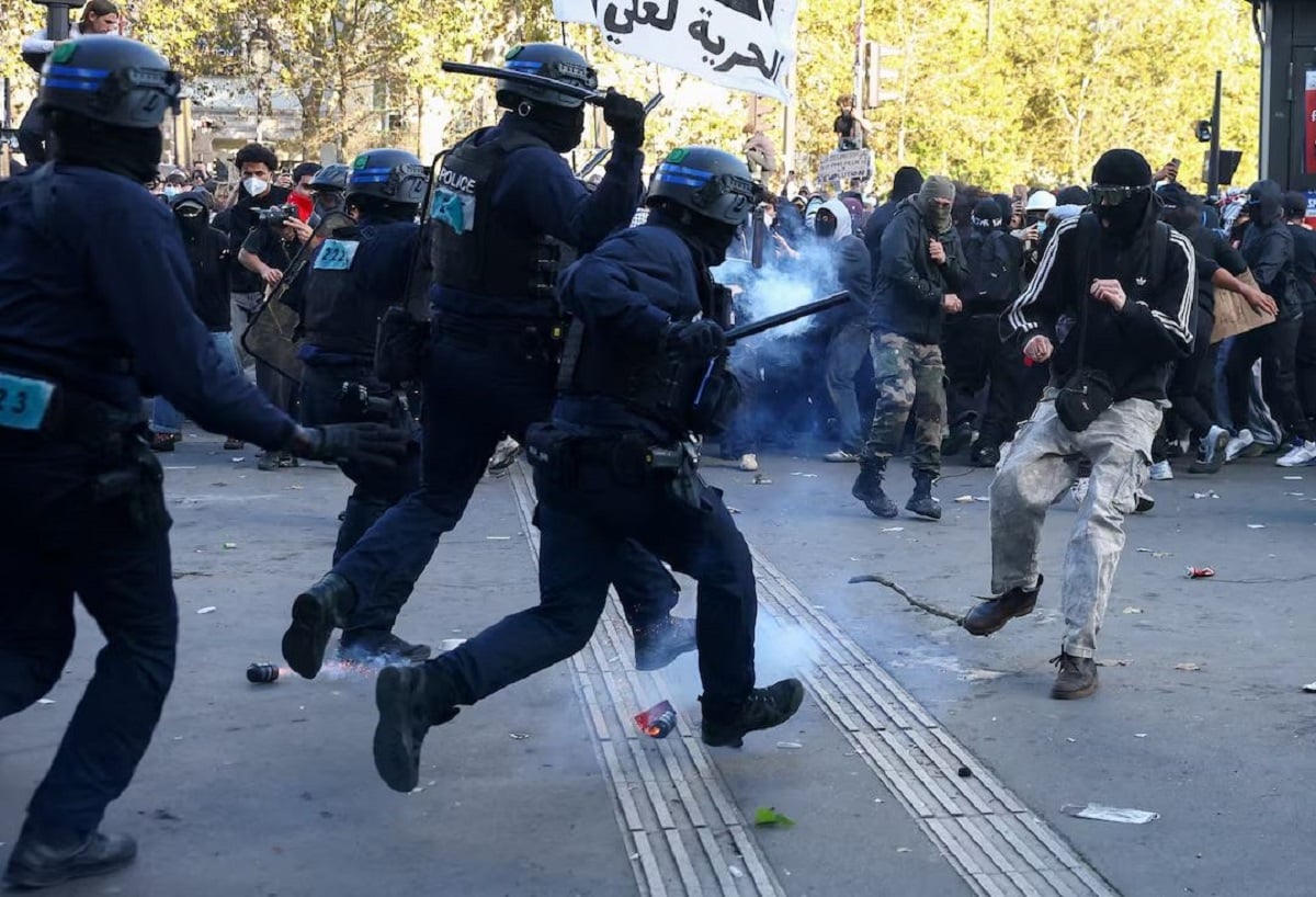 Γαλλία: 14χρονος υπέστη κάταγμα στη γνάθο από αστυνομικό δακρυγόνο – Οργή για τη βία στις μαθητικές διαδηλώσεις 8 Αστυνομικοί των ΜΑΤ τρέχουν προς διαδηλωτή εν μέσω επεισοδίων στο Παρίσι, κατά τη διάρκεια πανεθνικών κινητοποιήσεων για καλύτερες συνθήκες εκπαίδευσης, στις 8 Οκτωβρίου 2026. Φωτογραφία αρχείου: REUTERS/Pedro Nunes.