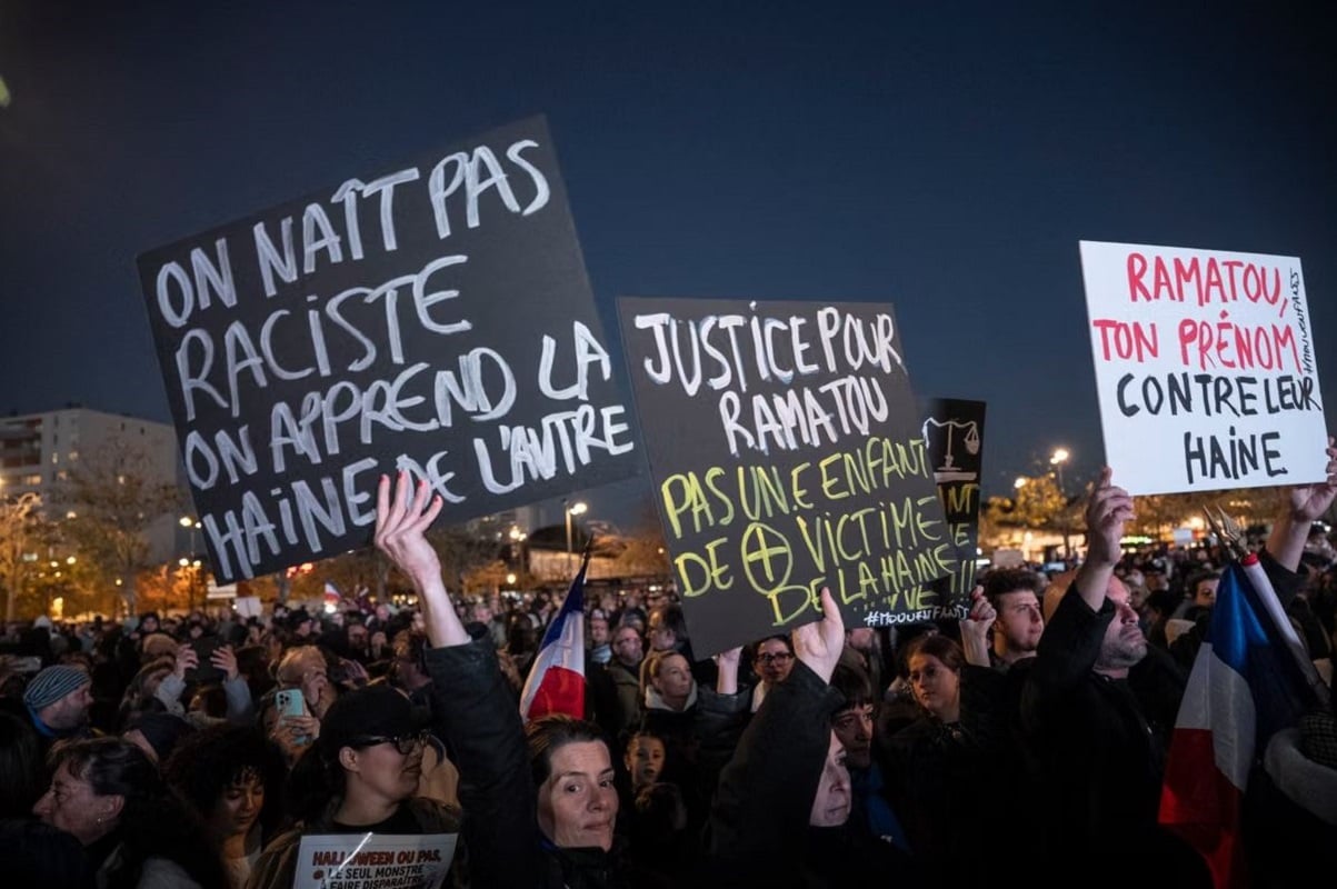 Η φονική επίθεση στην Τραπ ενώνει τη γαλλική Αριστερά – Η απουσία της κυβέρνησης και ο φόβος για την ακροδεξιά το 2027 16 Στιγμιότυπο από τη συγκέντρωση κατά του ρατσισμού στην Τραπ, στις 30 Οκτωβρίου 2026, μία εβδομάδα μετά τη φονική επίθεση στην πόλη. (Φωτογραφία: Hervé Lequeux / Hans Lucas για τη Le Monde)