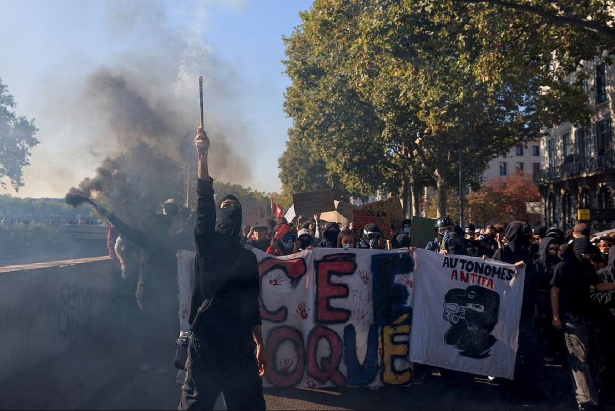 Γαλλία: Μαζικές κινητοποιήσεις μαθητών και αποκλεισμοί σχολείων – 6.100 συλλήψεις από την αρχή των διαδηλώσεων 12 Μαθητές λυκείου και φοιτητές συμμετέχουν σε διαδήλωση στη Λυών, στο πλαίσιο πανεθνικής ημέρας κινητοποιήσεων και αποκλεισμών για τις υπερπλήρεις αίθουσες, τις ελλείψεις εκπαιδευτικών και τα παλαιωμένα σχολικά κτίρια, στη Γαλλία, στις 6 Οκτωβρίου 2026. (REUTERS/Denis Balibouse)