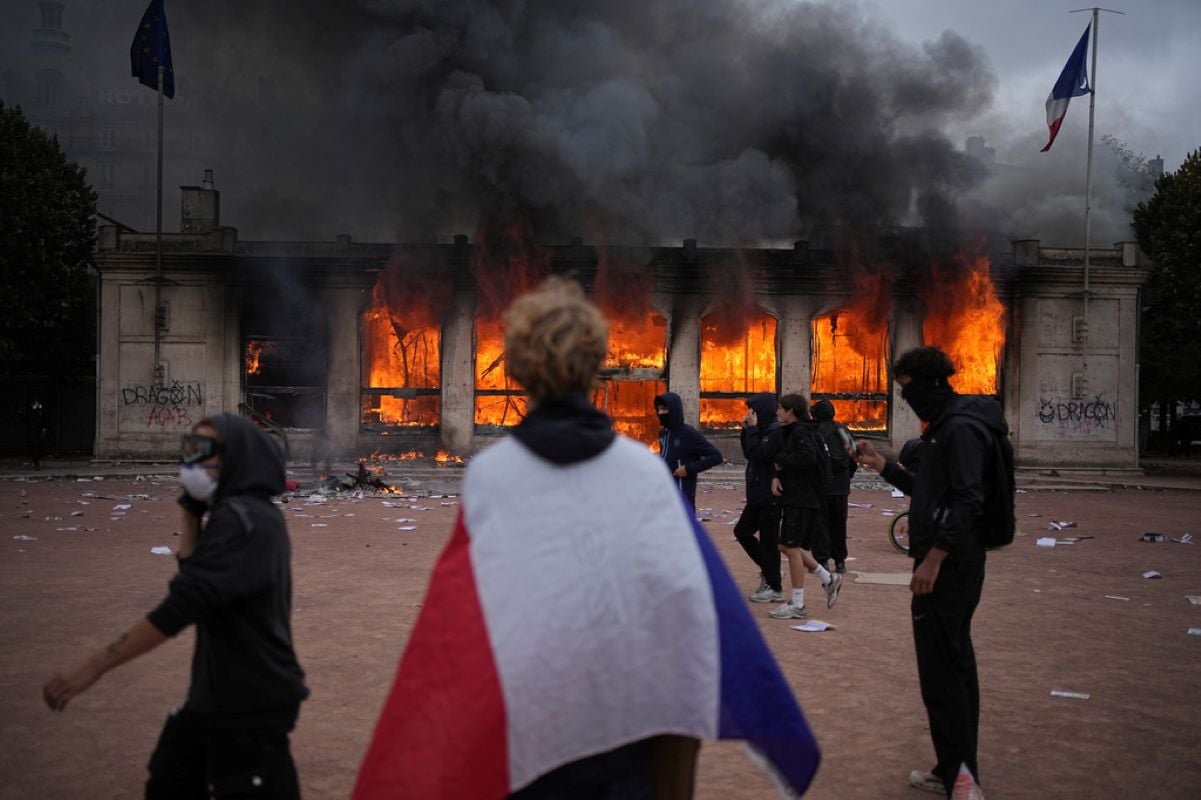 Η Ευρώπη στους δρόμους: Η κοινωνική οργή από τη Γαλλία έως την Αλβανία – Γιατί μπορεί να ωφεληθεί η Ακροδεξιά