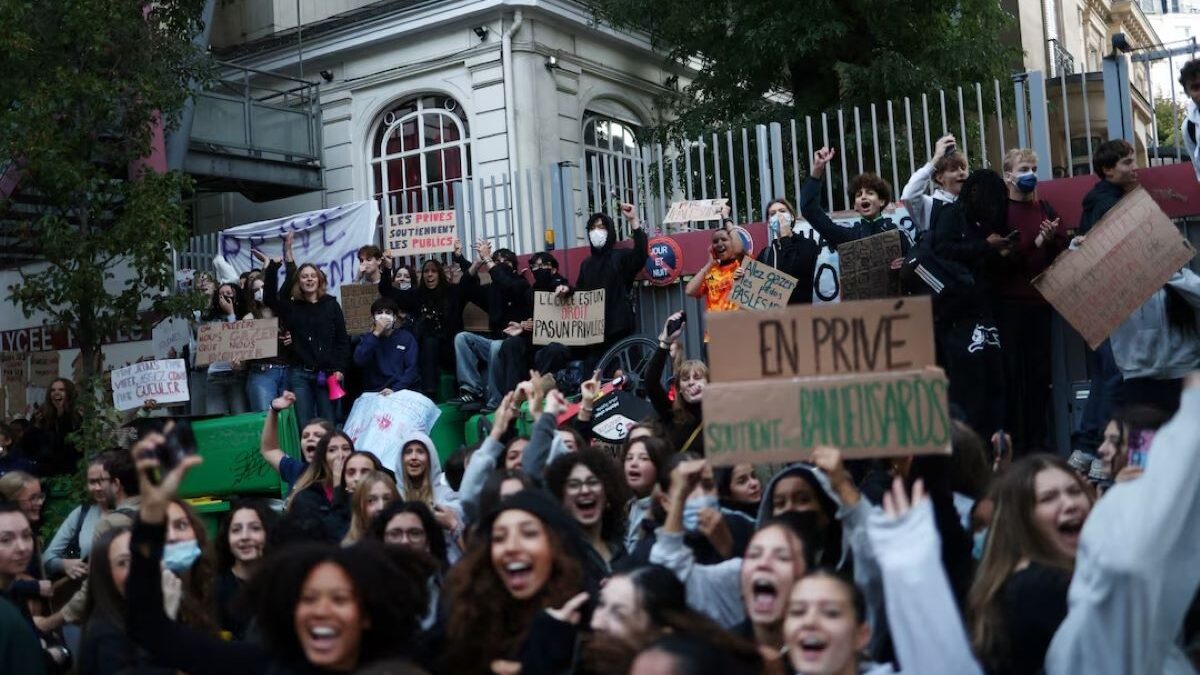 Γαλλία: Μαθητές ξανά στους δρόμους με φόβους για γενικευμένη βία – Πρωτοβουλία «λευκά κράνη» στις διαδηλώσεις 3 Γαλλία: Μαθητές ξανά στους δρόμους με φόβους για γενικευμένη βία – Πρωτοβουλία «λευκά κράνη» στις διαδηλώσεις