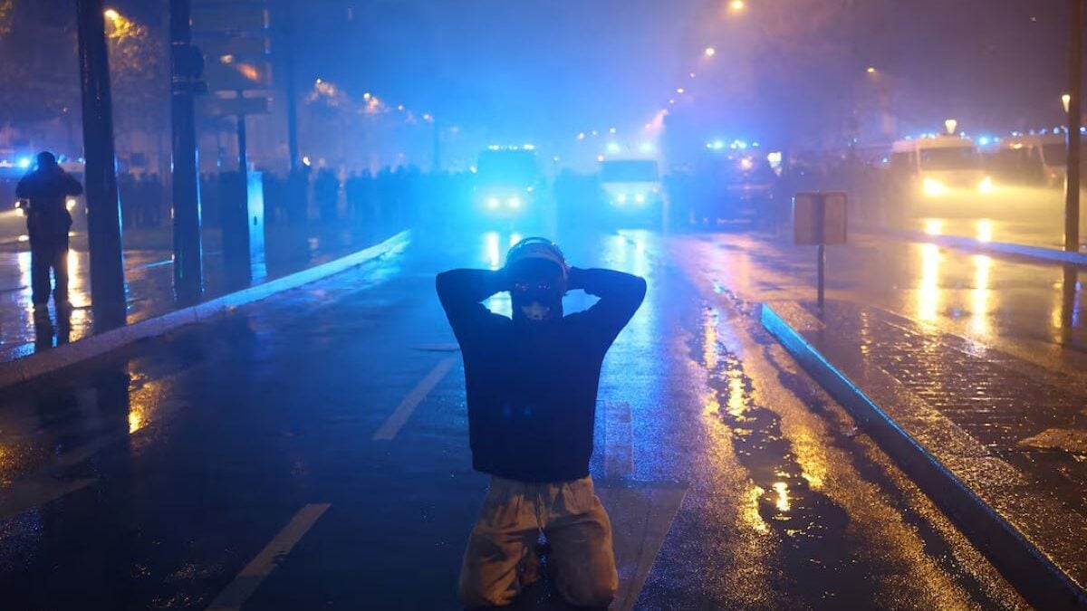 Γαλλία: «Ποτάμι» διαδηλωτών βγήκε στους δρόμους για την ακρίβεια – Χημικά και 1.000 συλλήψεις μετά τις ειρηνικές πορείες 1 Γαλλία: «Ποτάμι» διαδηλωτών βγήκε στους δρόμους για την ακρίβεια – Χημικά και 1.000 συλλήψεις μετά τις ειρηνικές πορείες