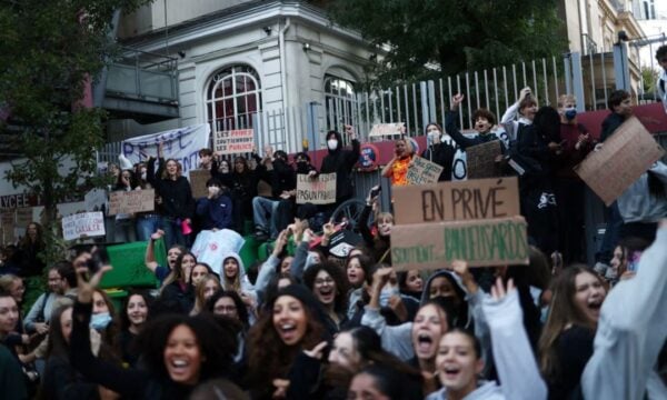 Γαλλία: Μαθητές ξανά στους δρόμους με φόβους για γενικευμένη βία – Πρωτοβουλία «λευκά κράνη» στις διαδηλώσεις