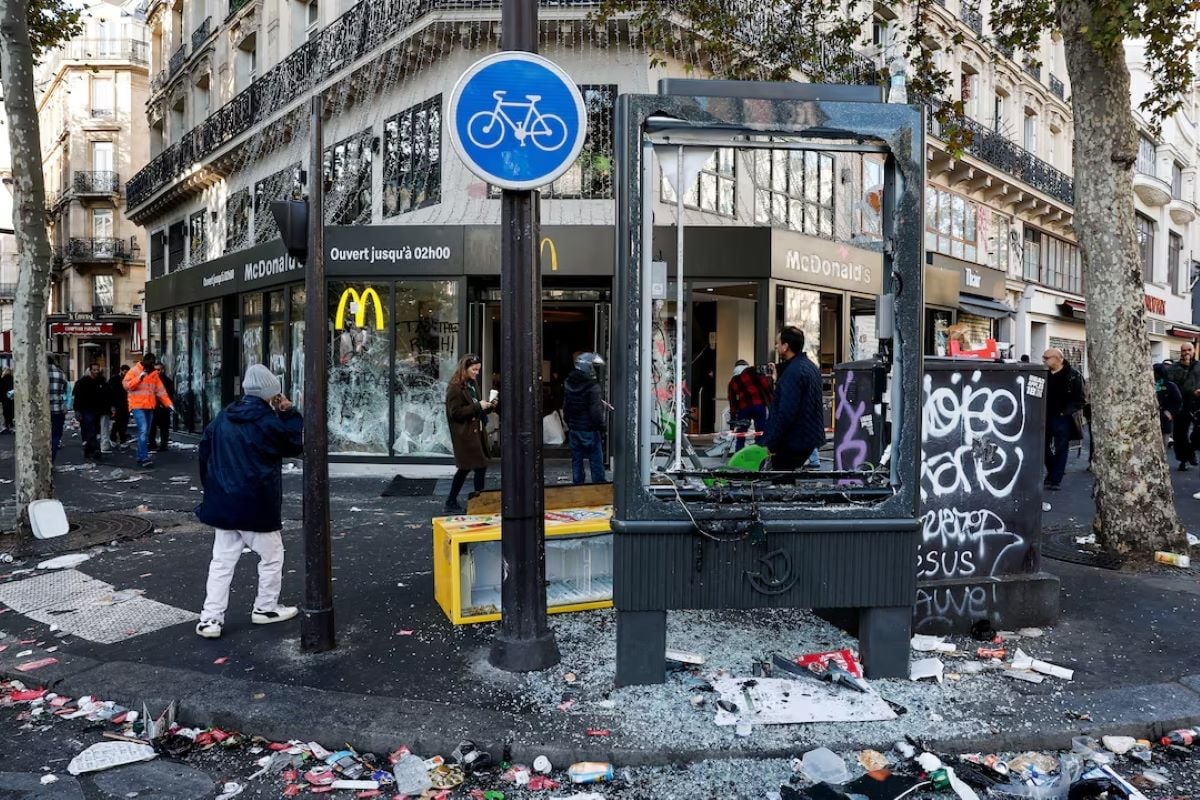 Κομισιόν για τη Γαλλία: «Δεν πρέπει να συγχέουμε τους ειρηνικούς διαδηλωτές με όσους ασκούν βία»