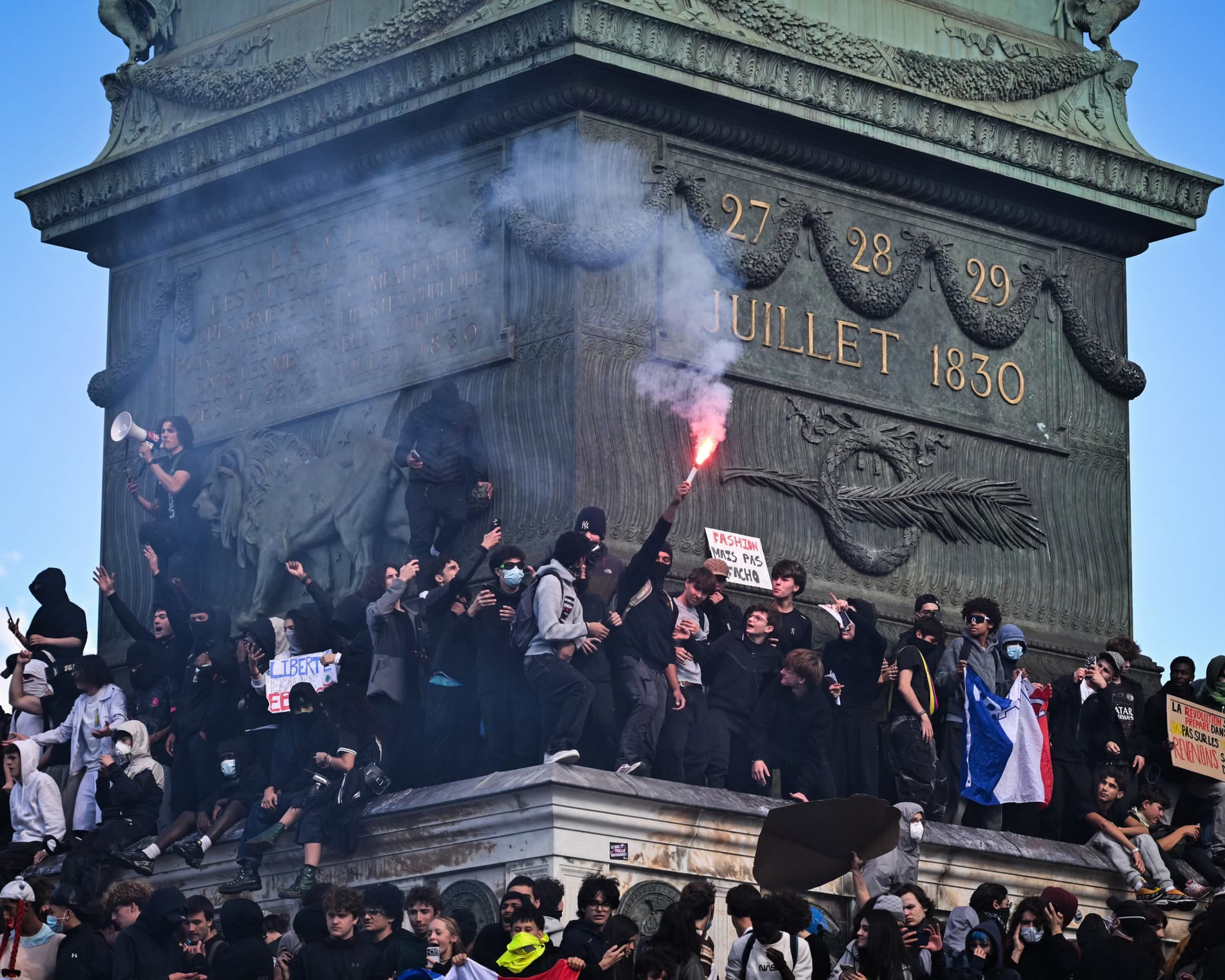 Γαλλία: Καταγγελίες για έξαρση αστυνομικής βίας στις μαθητικές κινητοποιήσεις – Αναφορές για τραυματισμούς ανηλίκων «πολεμικού τύπου»