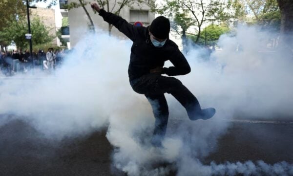 Γαλλία: 15χρονος μαθητής έχασε το χέρι του από χειροβομβίδα κρότου-λάμψης σε διαδήλωση