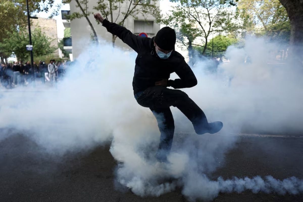 Γαλλία: 15χρονος μαθητής έχασε το χέρι του από χειροβομβίδα κρότου-λάμψης σε διαδήλωση