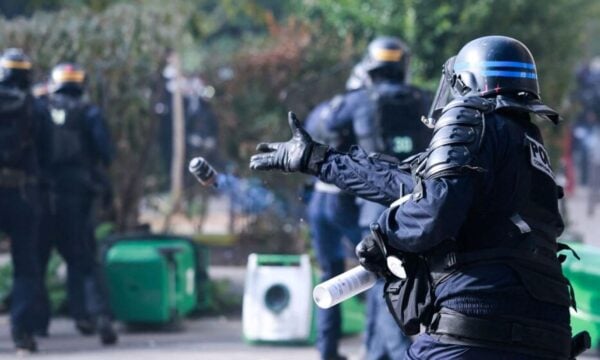 Γαλλία: Αναστέλλεται η χρήση κρότου-λάμψης μετά τον ακρωτηριασμό 15χρονου – Εκατομμύρια ζημιές σε σχολεία από τις κινητοποιήσεις