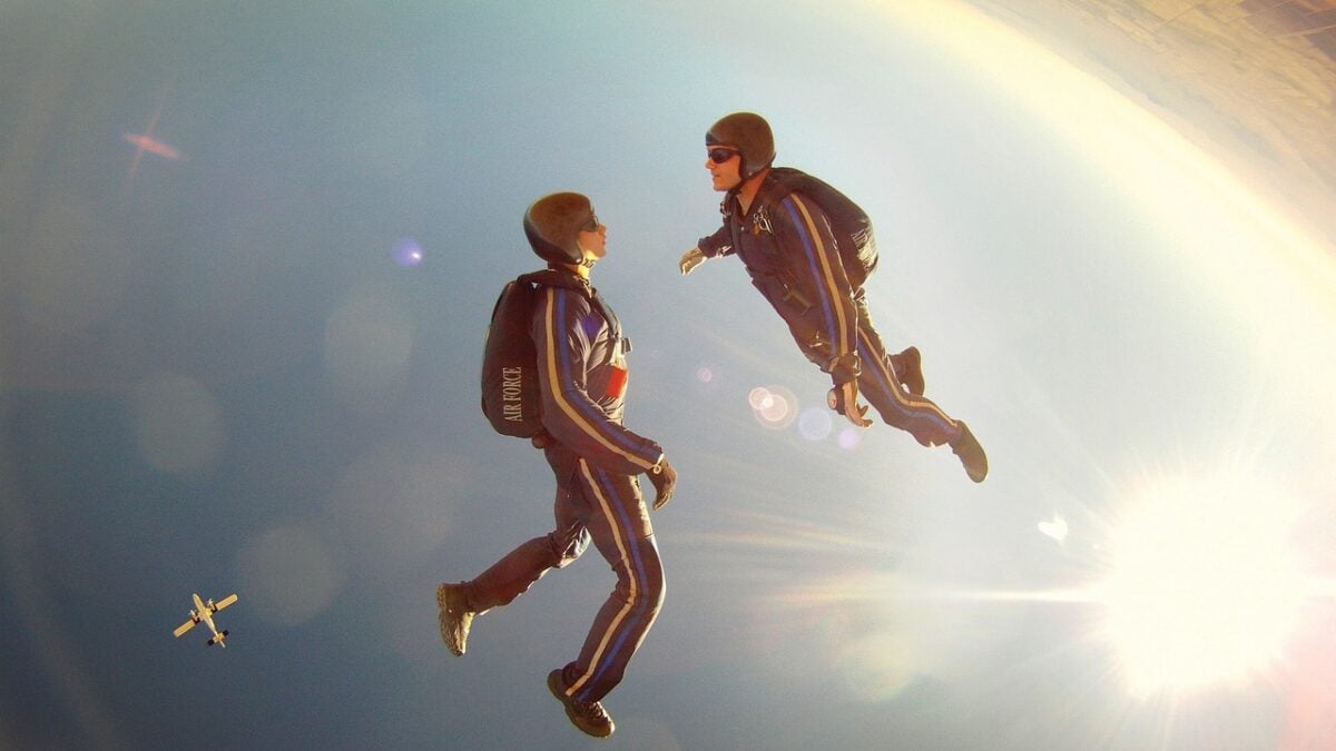 Αυστρία: Απόκοσμο skydiving δίπλα σε βιβλικό μέτωπο καταιγίδας κόβει την ανάσα (Vid) 1 Αυστρία: Απόκοσμο skydiving δίπλα σε βιβλικό μέτωπο καταιγίδας κόβει την ανάσα (Vid)